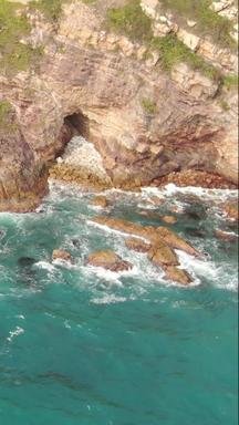 俯拍深圳杨梅湾美人鱼拍摄基地大海海浪竖屏